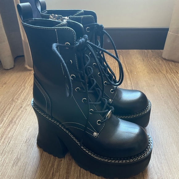 dark animal behavior platform boots